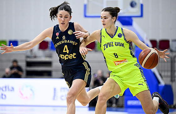 Zleva Olcay Çakir Turgutová z Fenerbahce a Veronika Vorá�ková z USK Praha.