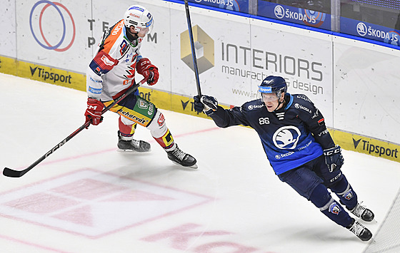 Tomá� Mertl z Plzn� slaví branku v utkání proti Pardubicím.