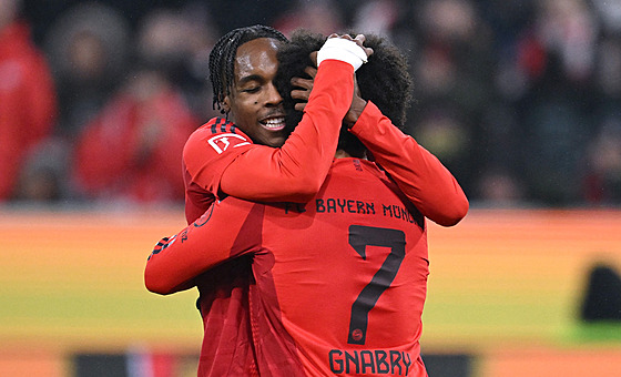 Serge Gnabry a Mathys Tel oslavují gól Bayernu.