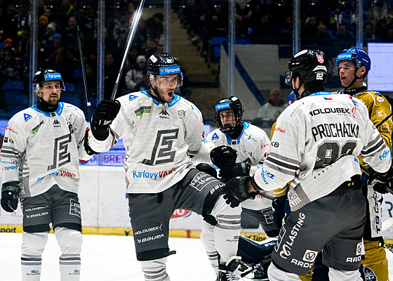 Karlovarský Ond�ej Beránek oslavuje gól proti Kladnu.