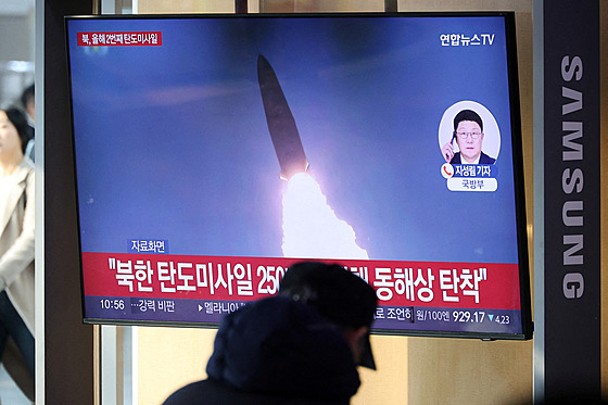 Lidé v Soulu sledují zprávy o severokorejském raketovém testu. (14. ledna 2025)