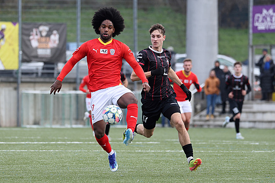 Kolumbijský fotbalista William Palacios (v �erveném) je posilou Zbrojovky Brno....