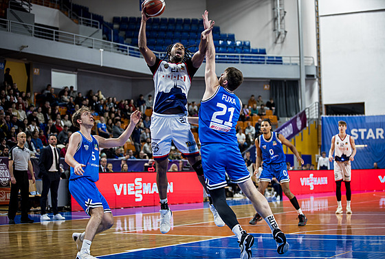 Momentka z ligového utkání mezi Basketem Brno (v bílém) a USK Praha. Na ko�...