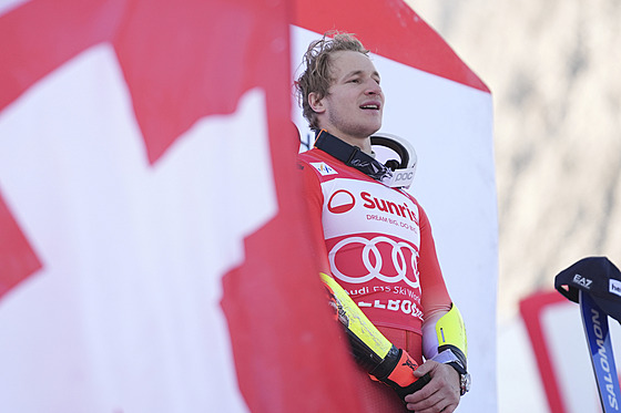 �výcarský ly�a� Marco Odermatt po výh�e v ob�ím slalomu v Adelbodenu.