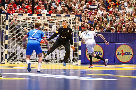 Branká� Tomá� Mrkva zasahuje na MS v Herningu b�hem zápasu s N�meckem.