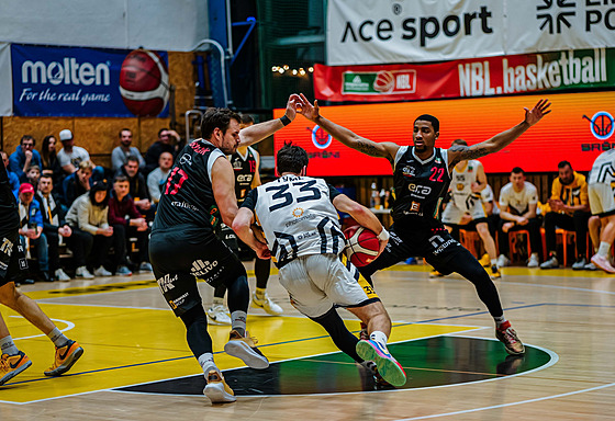 Kevin Týml z Písku se tla�í kolem Jaromíra Boha�íka a Nighaela Ceasera z...