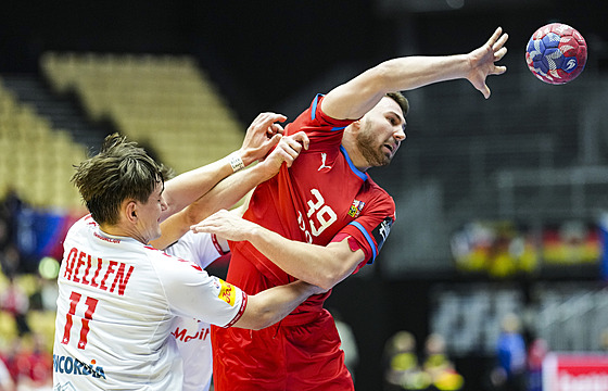 �eský házenká� Luká� Mo�kovský je na t�sno brán�ní Felixem Aellenem ze...