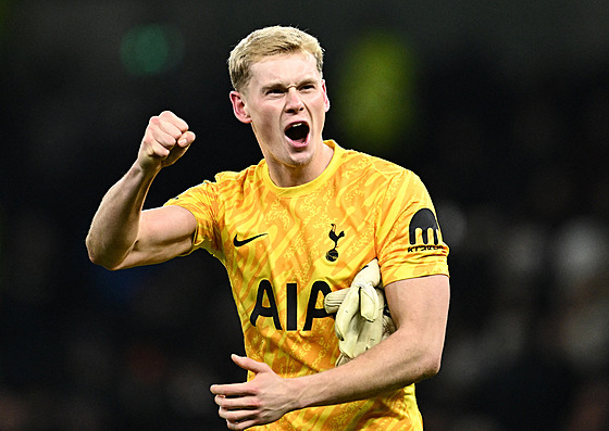 Branká� Antonín Kinský slaví úsp�ný debut v dresu Tottenhamu, b�hem kterého...