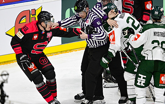 Miroslav Forman ze Sparty v poty�ce s hrá�i Färjestadu.