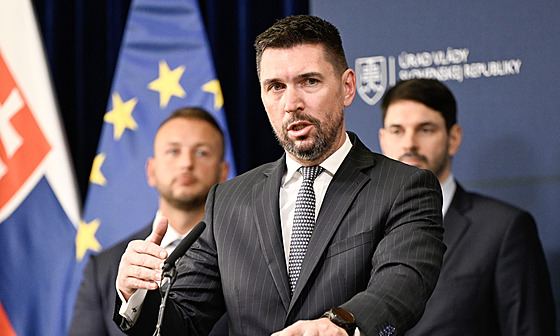 Slovenský ministr zemdlství Richard Taká bhem tiskové konference po...