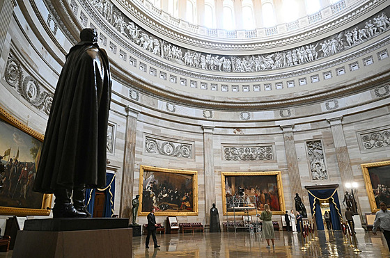 Pohled do Rotundy Kapitolu USA ve Washingtonu, kde se kv�li mrazivému po�así...
