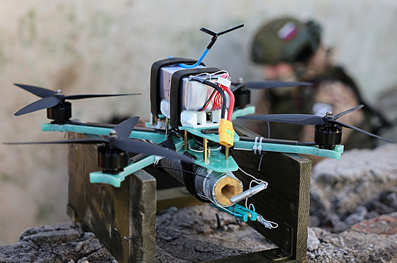 Ruský operátor dronu na neznámém míst� na Ukrajin� (12. ledna 2025)