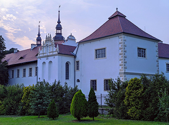 Zámek v m�ste�ku Glogówek na snímku z �ervence 2021