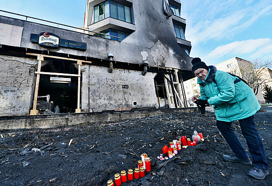 U vyho�elé restaurace v Most� lidé zapalují sví�ky. (13. ledna 2025)