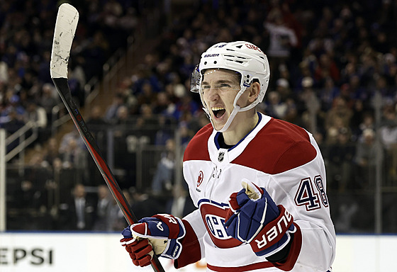 Americký obránce Lane Hutson slaví gól Montrealu  na led� New York Rangers.