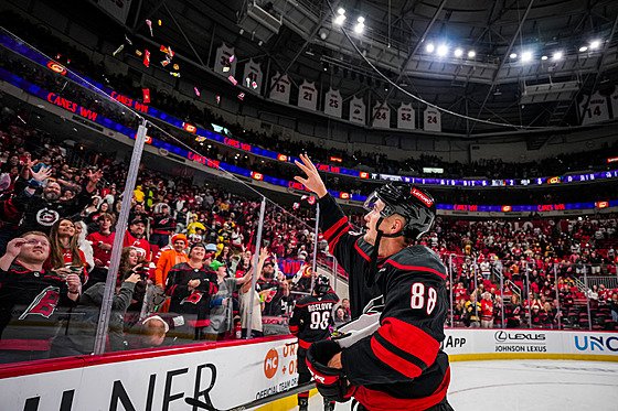 Martin Ne�as nad�luje radost. A fanou�k�m Caroliny po vít�zství i sladkosti.
