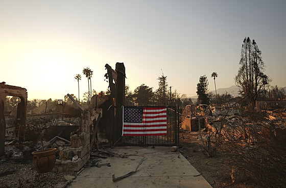 Americká vlajka na brán� domu zni�eného po�árem v kalifornské Altaden� (10....