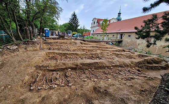Archeologové v pra�ském B�evnov� nalezli mimo�ádn� rozsáhlé vále�né poh�ebi�t�...