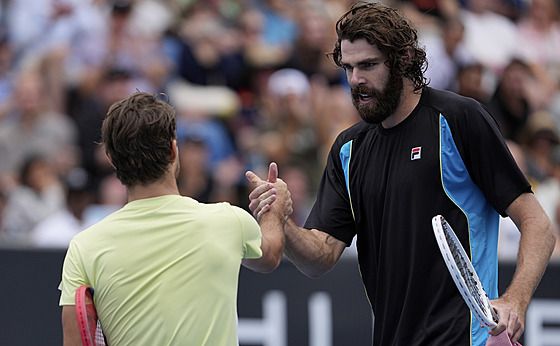 Tomá Machá (zády) pijímá gratulaci od Ameriana Reillyho Opelky k postupu do...