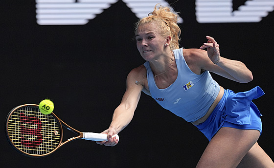 Kate�ina Siniaková hraje forhend v prvním kole Australian Open.