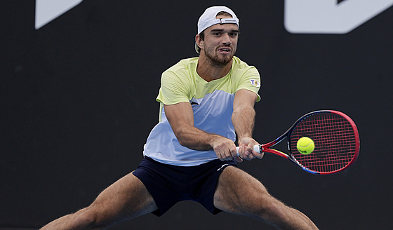 Tomá� Machá� hraje bekhend ve druhém kole Australian Open.