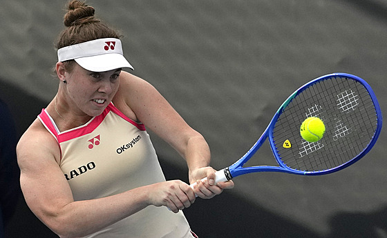 Linda Nosková hraje bekhend v prvním kole Australian Open.