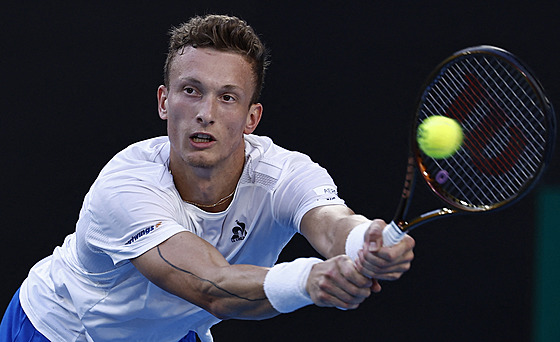 Ji�í Lehe�ka hraje bekhend v prvním kole Australian Open.