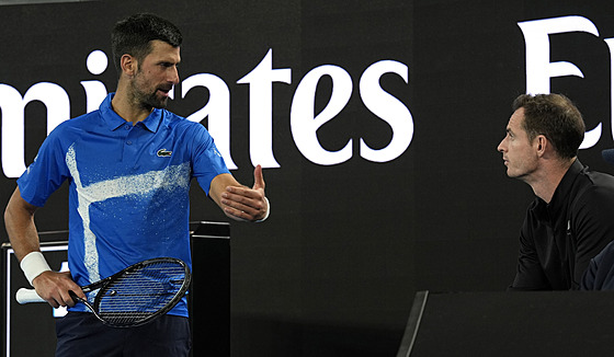 Novak Djokovi� (vlevo) debatuje se svým trenérem Andym Murraym na Australian...