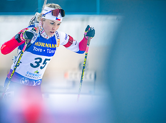 Tereza Voborníková opou�tí st�elnici po úsp�né polo�ce ve vytrvalostním závod�.