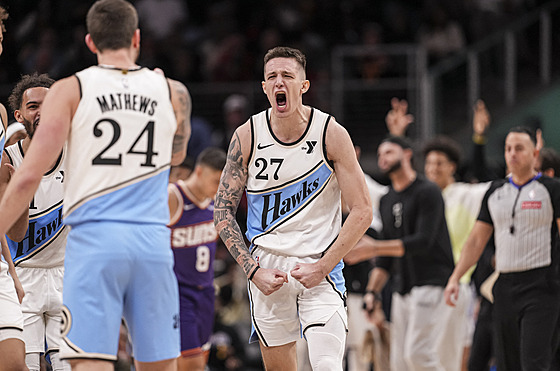 Český basketbalista Vít Krejčí se raduje v utkání proti Phoenixu.