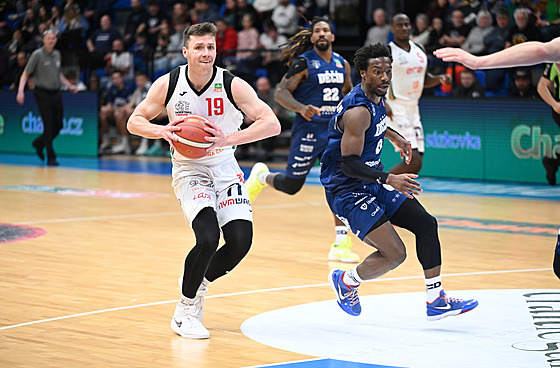 Ond�ej Sehnal s mí�em v utkání mezi Nymburkem a D��ínem.