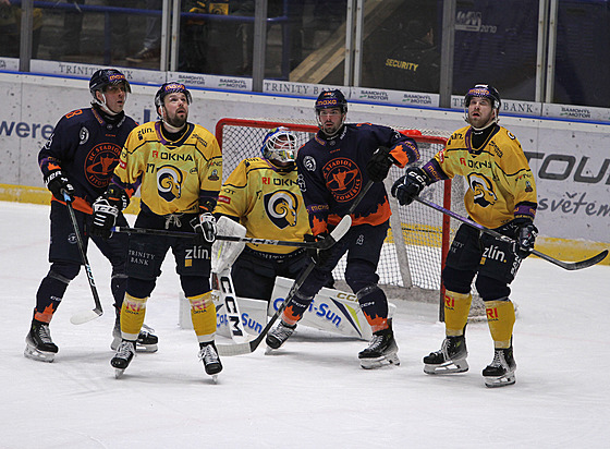 Zlín�tí a litom��i�tí hokejisté se sna�í najít letící kotou�.