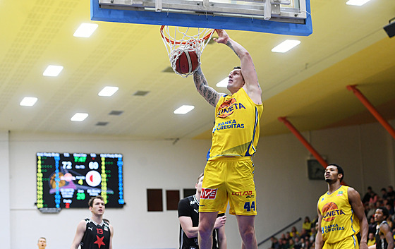 Ústecký basketbalista Ladislav Pecka sme�uje do ko�e.