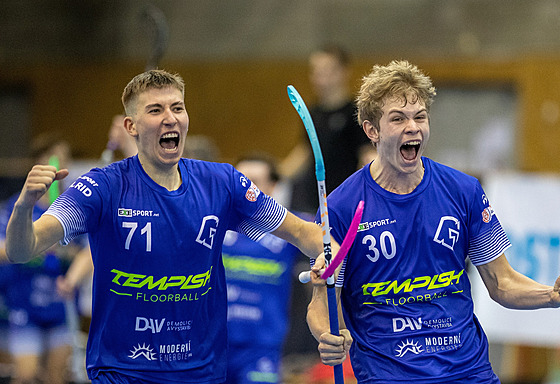 Vítkovi�tí florbalisté se radují z gólu.