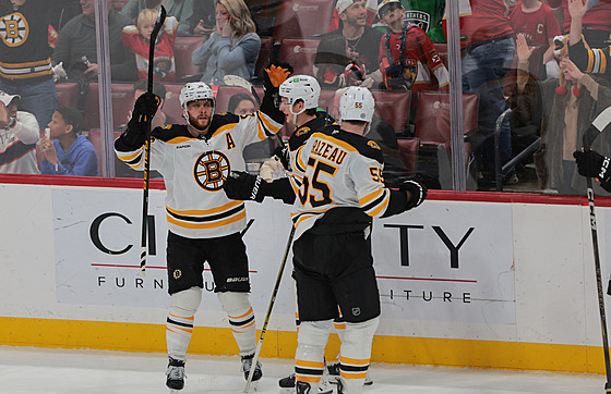 David Pastrák (vlevo) se raduje z vítzné trefy proti Florid.