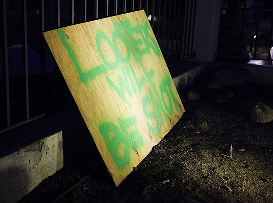 �Rabující budou zast�eleni,� hlásí nápis na  losangeleském p�edm�stí Altadena....