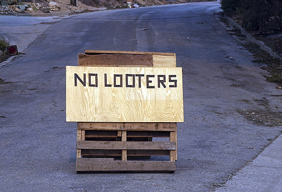 Ne rabujícím, hlásí nápis na  losangeleském pedmstí Altadena. Nkteí lidé...