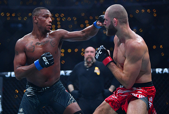 Ameri�an Jamahal Hill a Ji�í Procházka bojují na turnaji UFC 311 v Los Angeles.