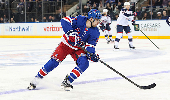 Úto�ník New York Rangers Filip Chytil b�hem zápasu proti Columbusu.