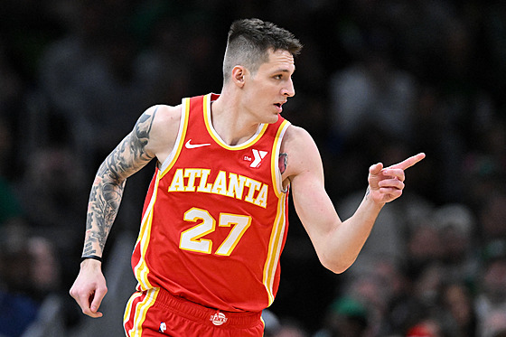 Vít Krej�í z Atlanty slaví svou trefu b�hem utkání proti Bostonu.