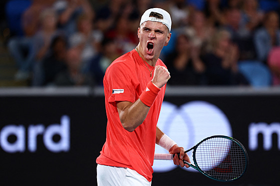 Jakub Menšík se raduje z povedené výměny ve druhém kole Australian Open.