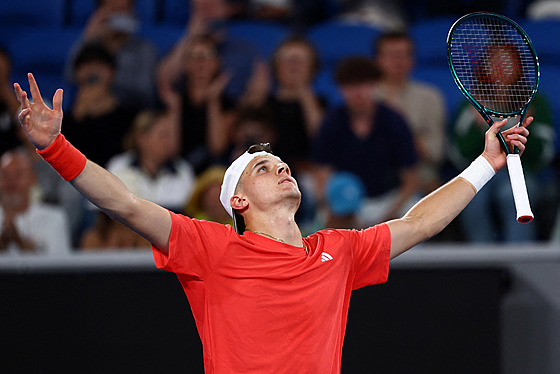 Jakub Men�ík zvedá ruce nad hlavu po vít�zství ve druhém kole Australian Open.