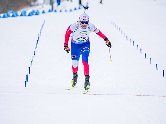 Adam Václavík dojídí do cíle muského sprintu v Oberhofu.