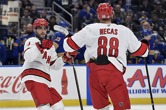 Martin Nečas a Shayne Gostisbehere slaví branku.