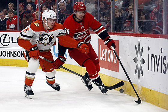 Martin Ne�as si u hrazení kryje kotou� p�ed Jacksonem LaCombem.