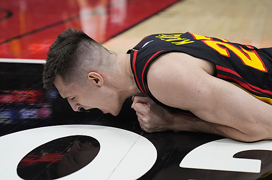 Vít Krej�í k�i�í na palubovku.