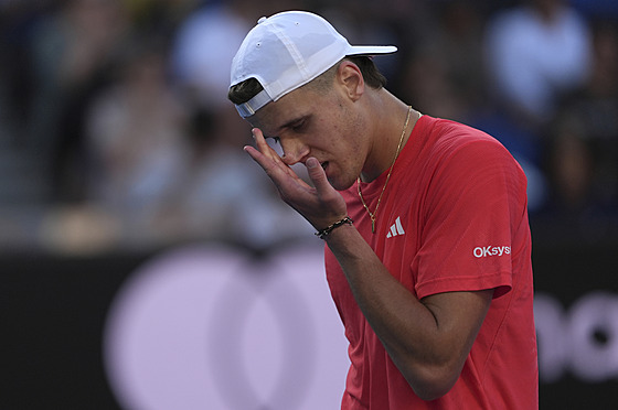 Zklamaný Jakub Men�ík ve t�etím kole Australian Open.