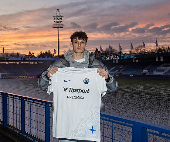 Jan Knapík pózuje s dresem po p�estupu do Liberce-