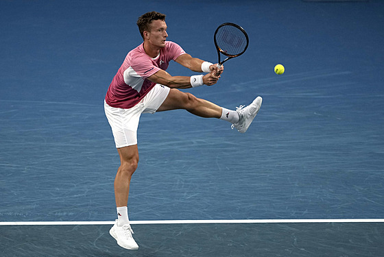 Ji�í Lehe�ka zasahuje mí�ek ve t�etím kole Australian Open.