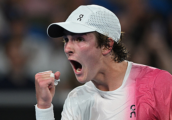 Joao Fonseca slaví triumf v prvním kole Australian Open.
